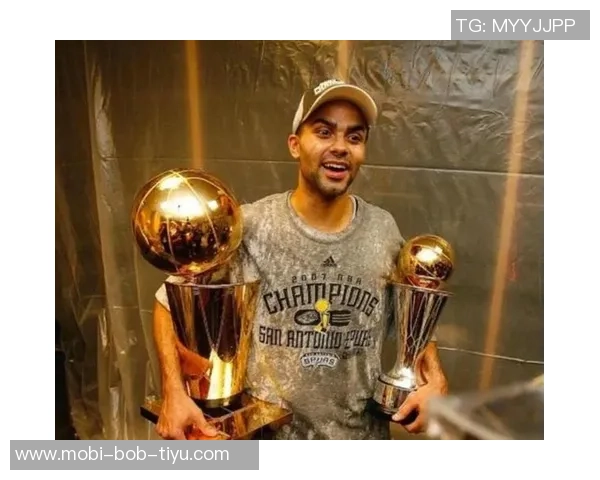 悼念托尼帕克父亲邓肯大卫罗宾逊与前妻齐聚送别